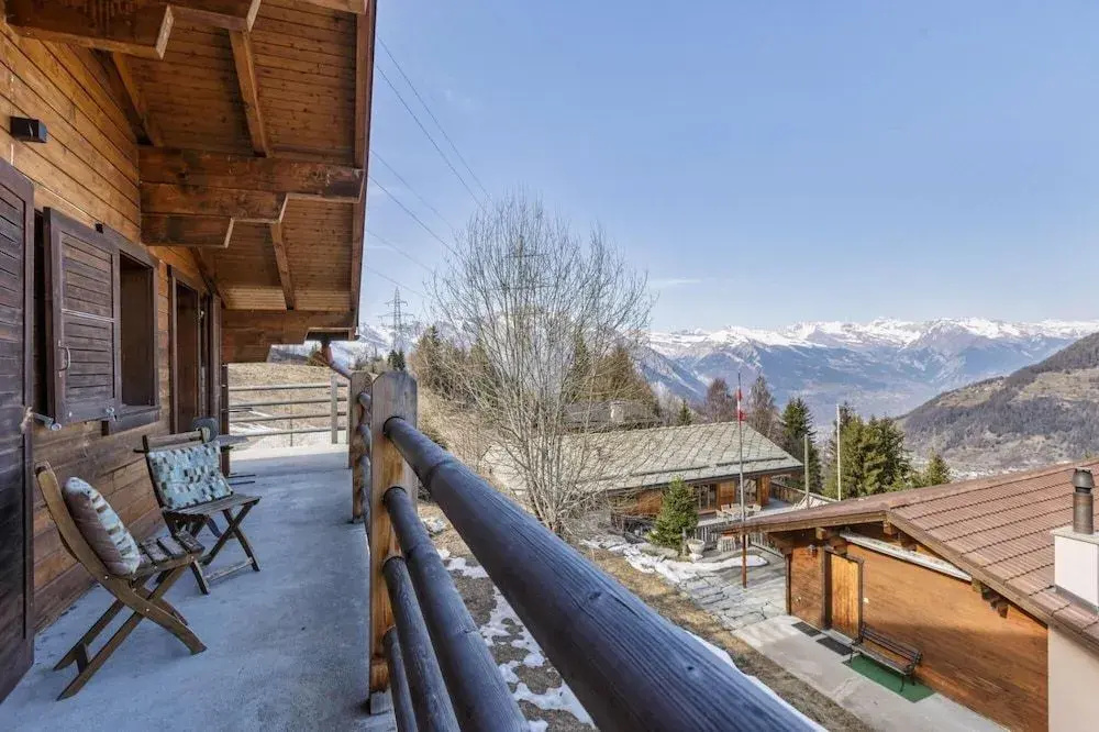 Chalet Capricorne -impeccable Ski in out Chalet With Sauna and Views