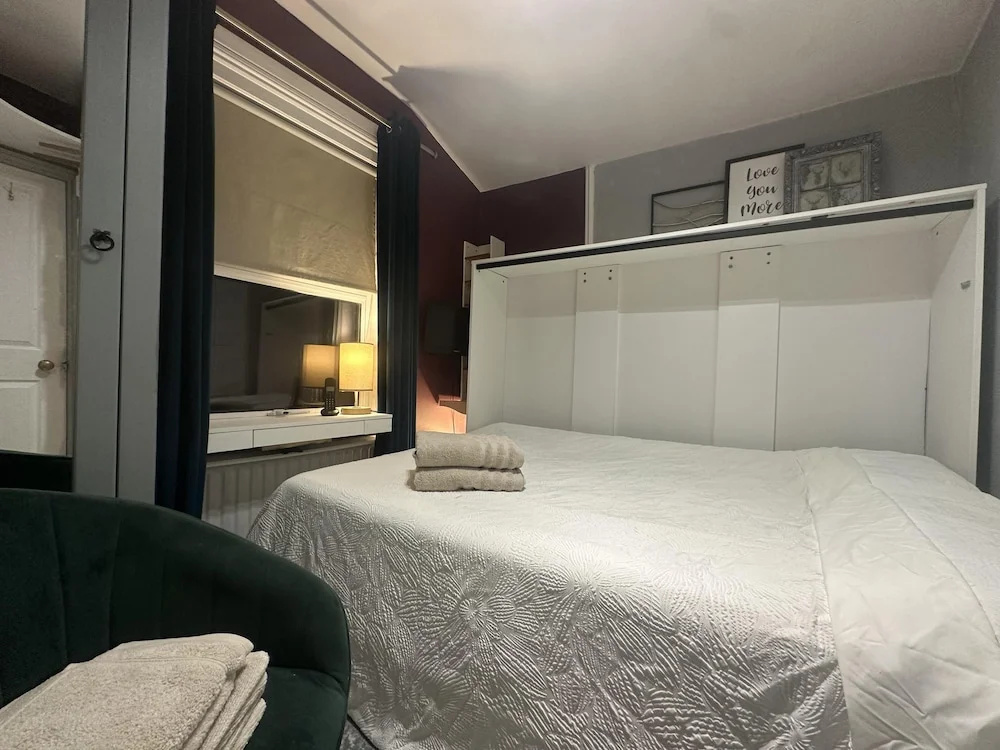 House - Sleeps 4 - Garden - Pets Ok - Parking — фото