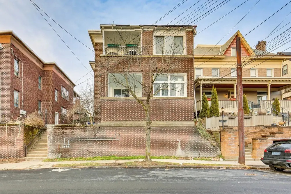 4 Mi to Market Square: Bright Apt w/ Balconies