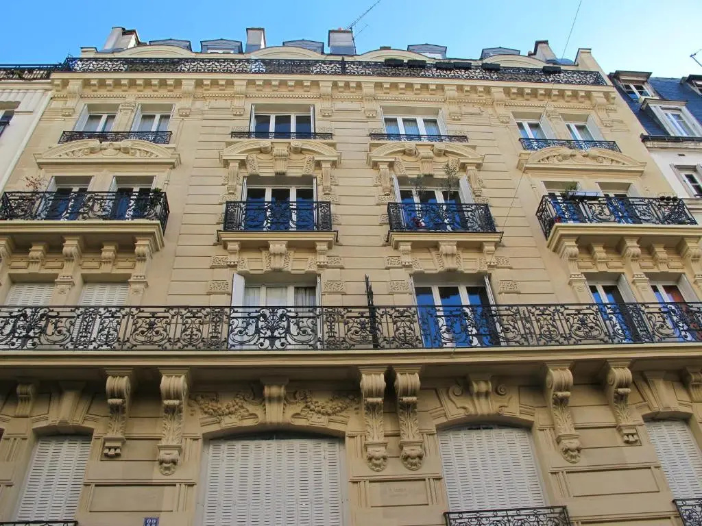 Large & Bright Apartment, Central Paris, Montmartre-Opéra, Picturesque Rue des Martyrs