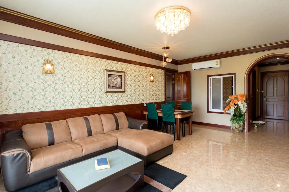 Одноместный люкс с видом на бассейн в Erawan Hotel