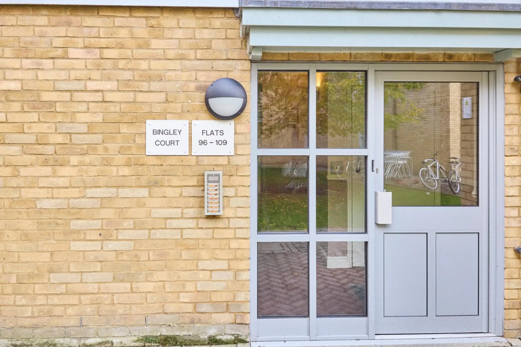 Bingley Court - Open plan apartment near Canterbury East Station