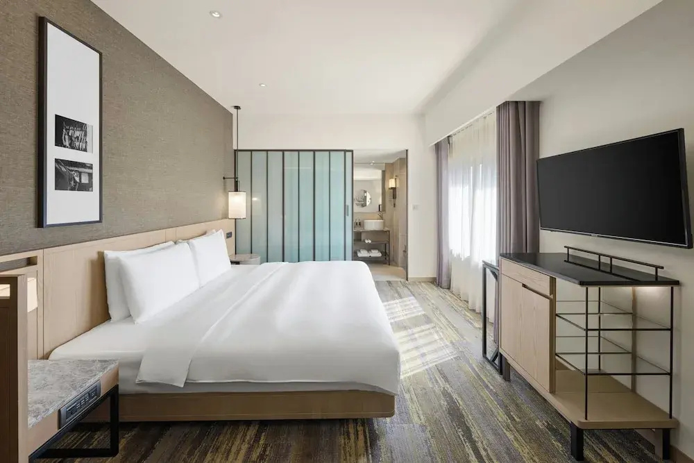 Deluxe Double room with city view (full double bed)