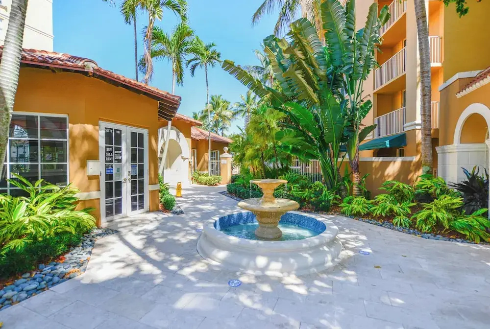 Lux Condo at Yacht Club 10min from Beach
