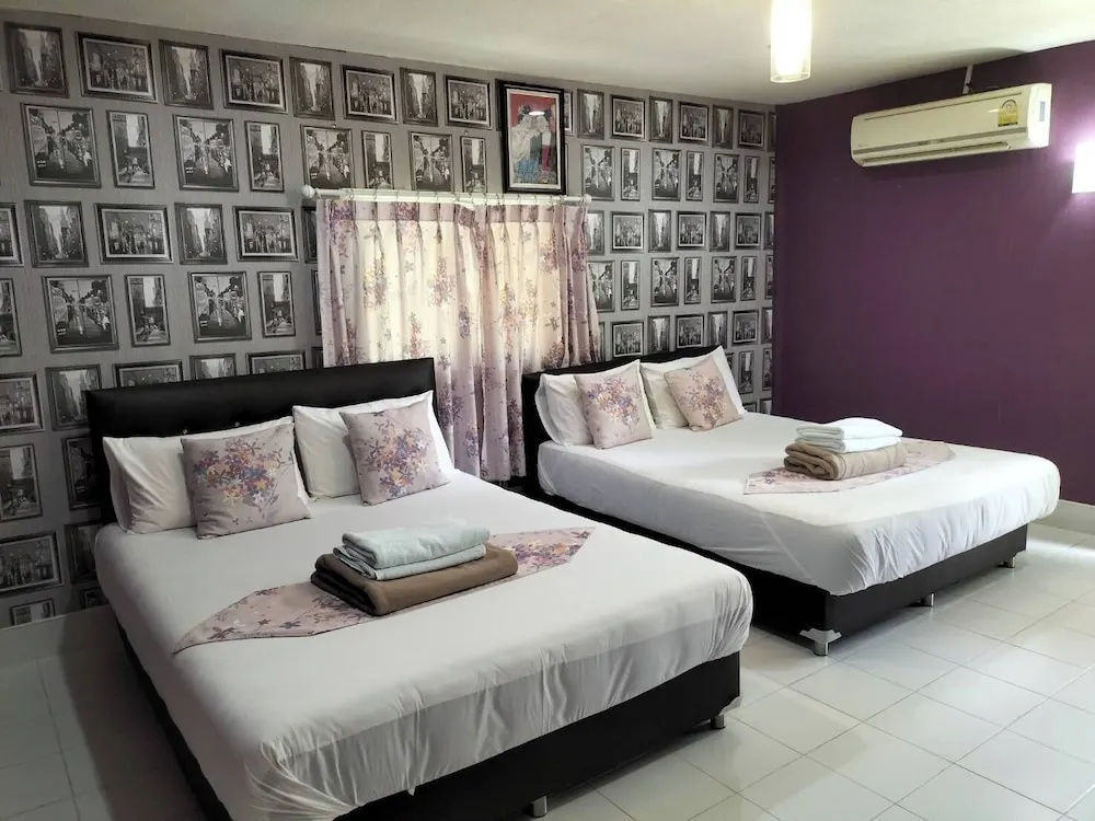 1 Bedroom Standard Quadruple Family room