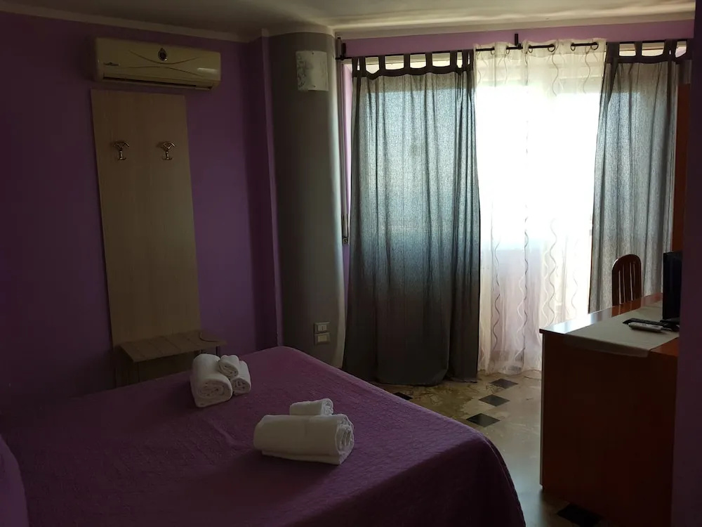 Classic Double room with balcony (full double bed)