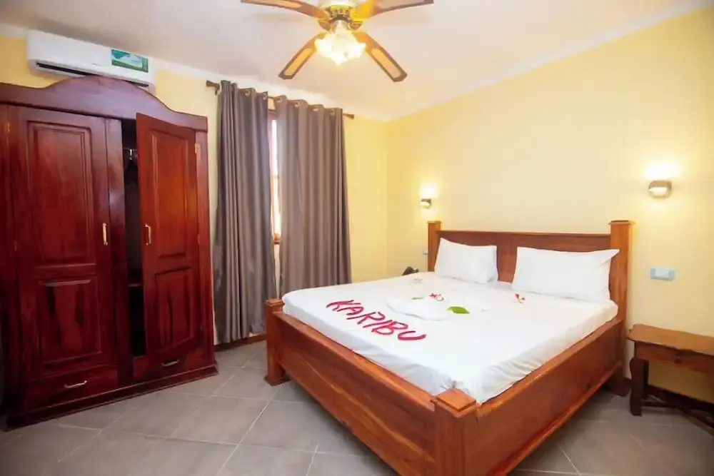 2 Bedrooms Standard Quadruple Family room with balcony and with ocean view