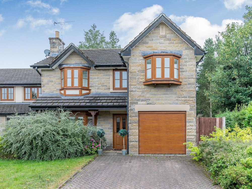 2 Carr Farm Close