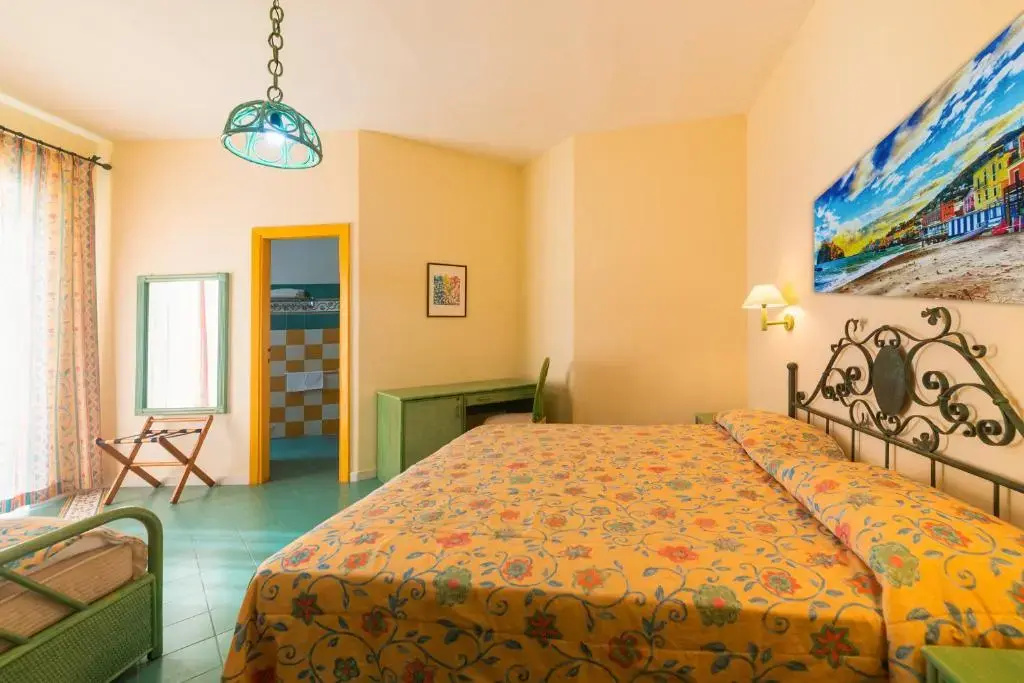 Standard Double room with garden view (full double bed)