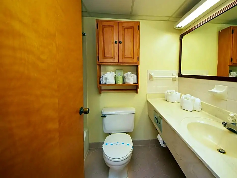 兩臥標準四人房，附設陽台