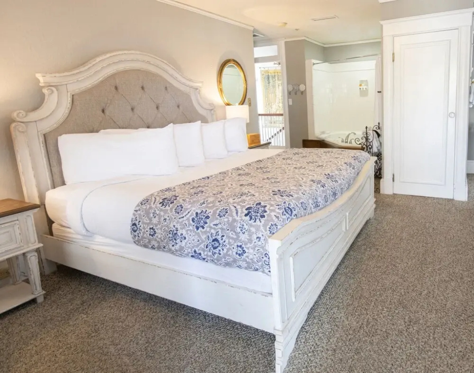 Standard Double room with balcony and with city view (full double bed)