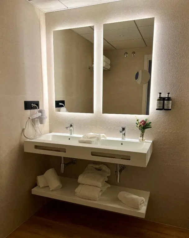 Premium Double room with balcony (full double bed)