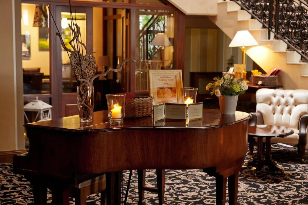 Ashdown Park Hotel - фото 2