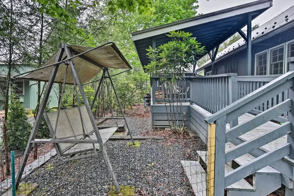 6 Mi to Grandfather Mtn: Lake Cottage w/ Deck