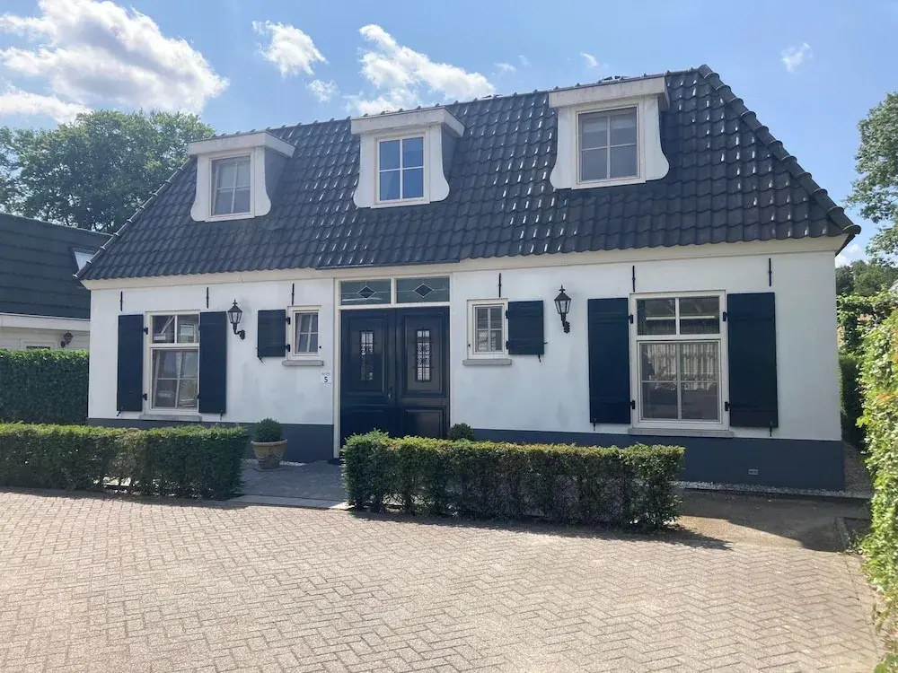 Great Holiday Home at the Efteling with Heated Swimming Pool & Hot Tub