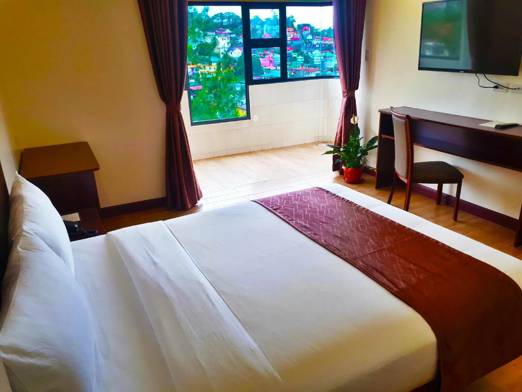 Standard room with mountain view
