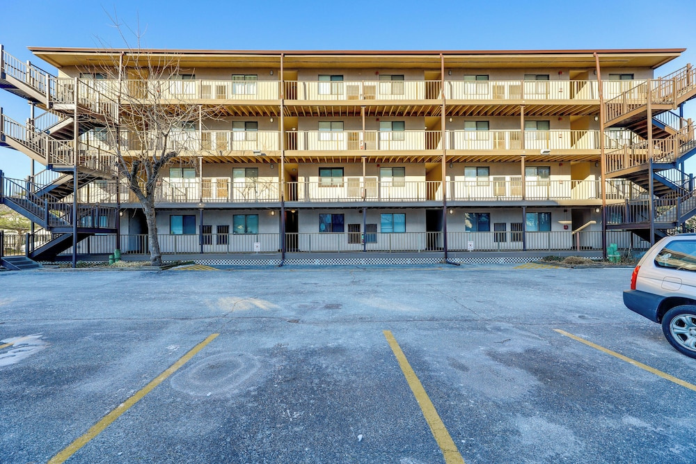 Pool, Sunset Views & Prime Setting! Ocean City Gem
