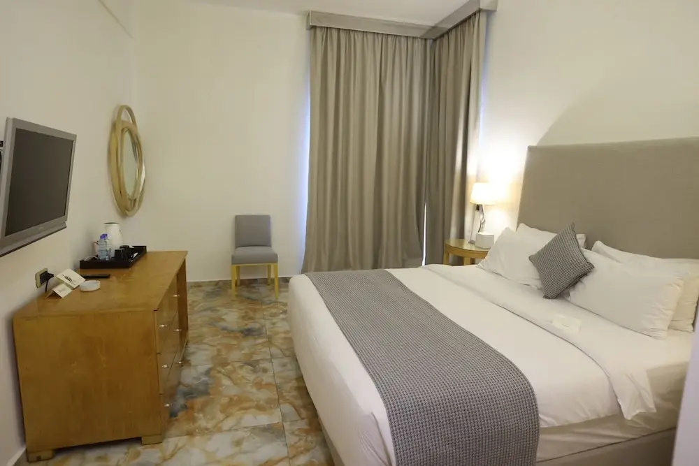 Deluxe room with balcony and with partial sea view