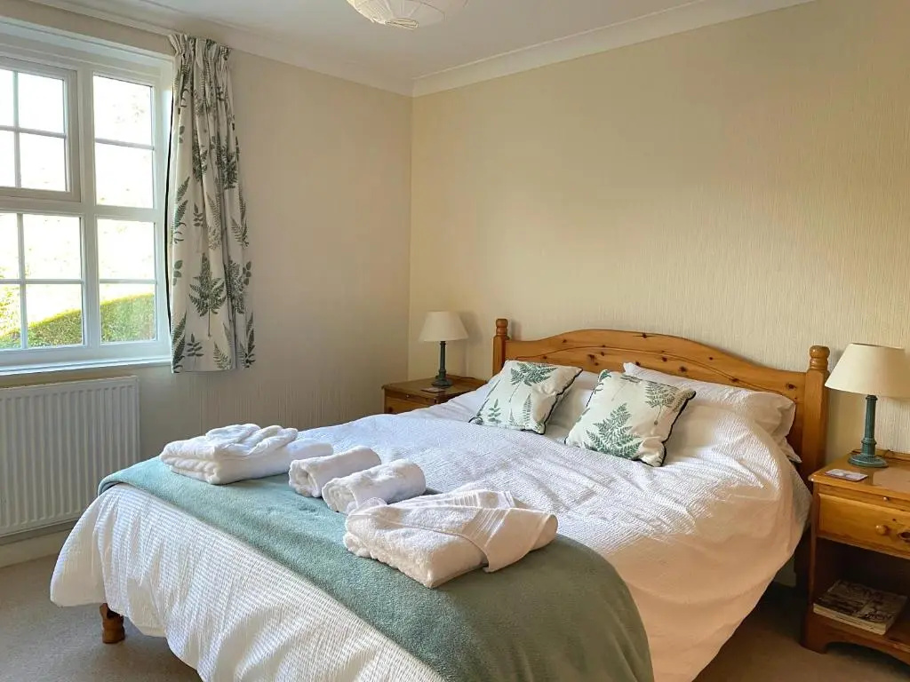 Spacious 4 Bedroom House with Garden