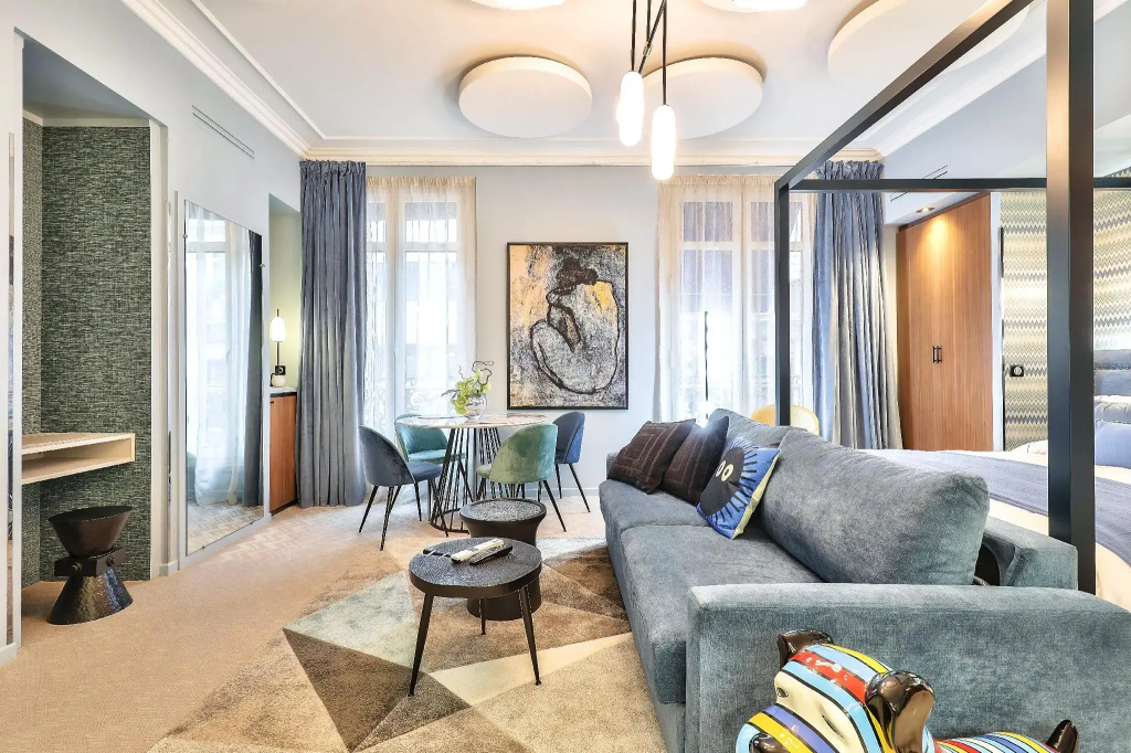 Executive Suite with city view