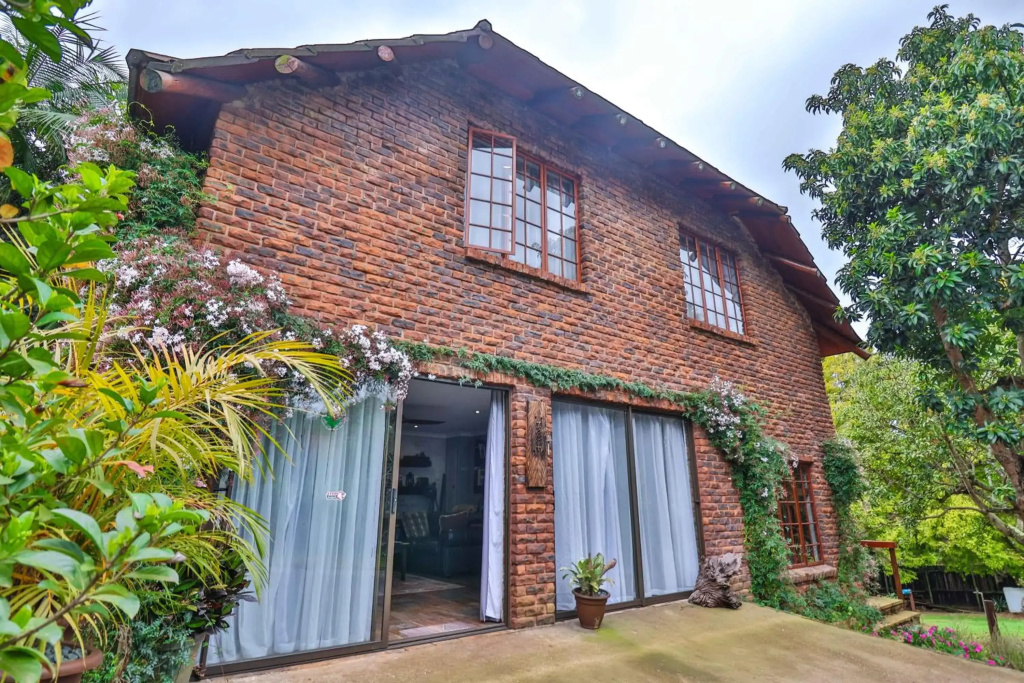 Self catering, fully equipped, 2 storey cottage.