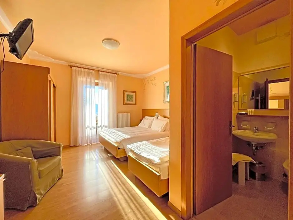 Economy Triple room with balcony and with mountain view