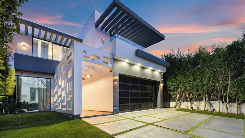 Private LA Retreat w/ Pool, Hot Tub & Fire Pit Near Melrose Ave The Martel House by Avantstay