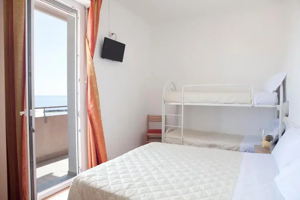 Standard Quadruple room with sea view