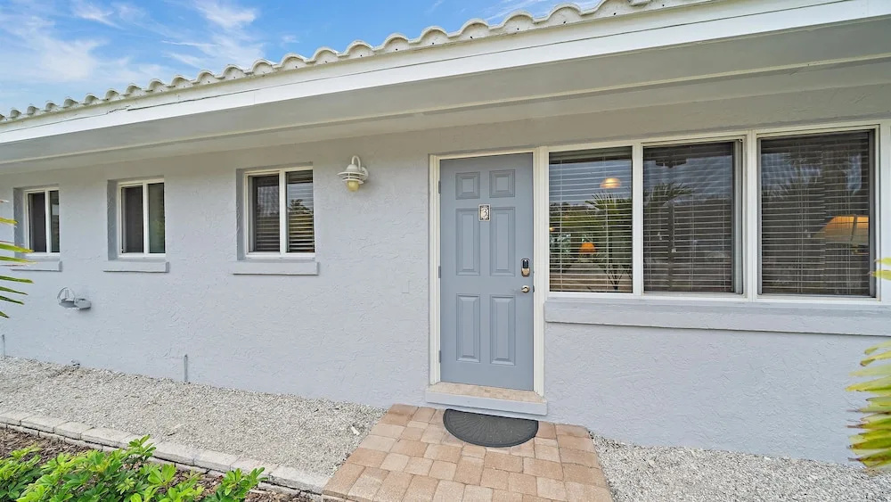 Las Hermanas 3 1 Bedroom Condo by RedAwning