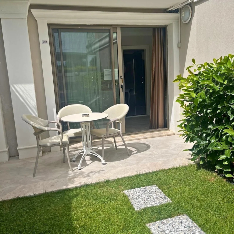 Deluxe Double room (full double bed)
