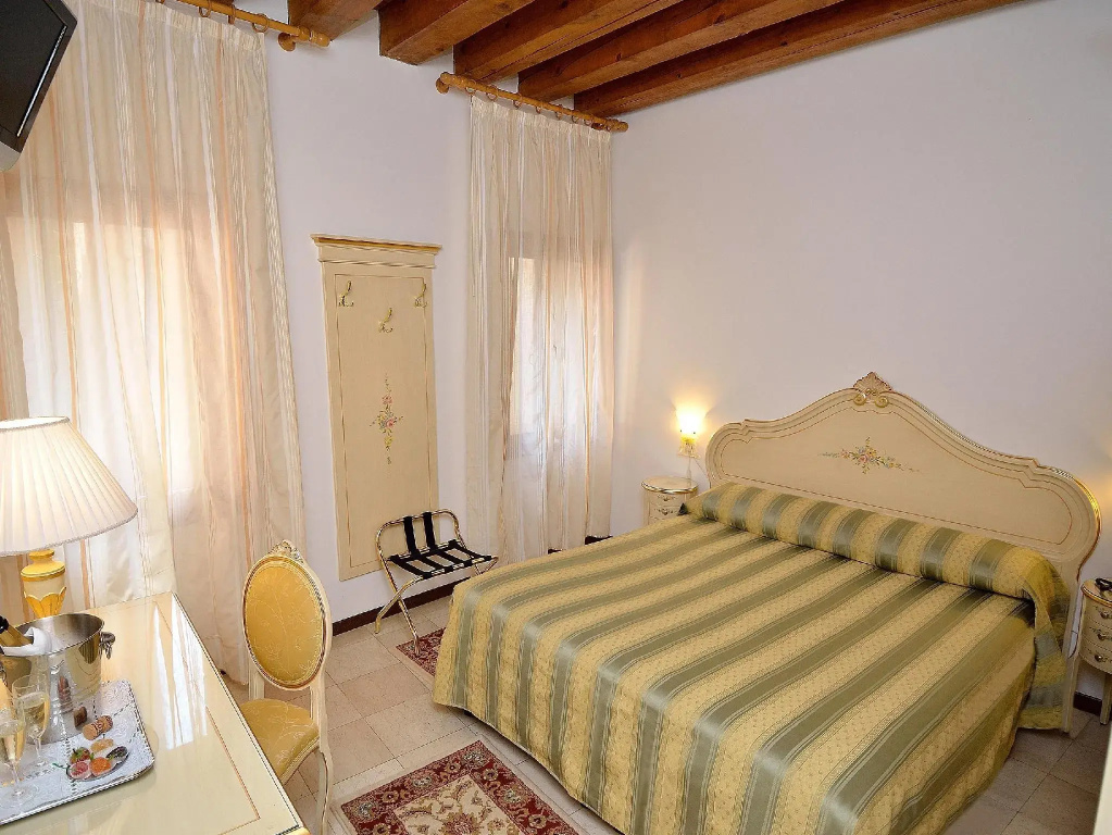 Double room (full double bed)