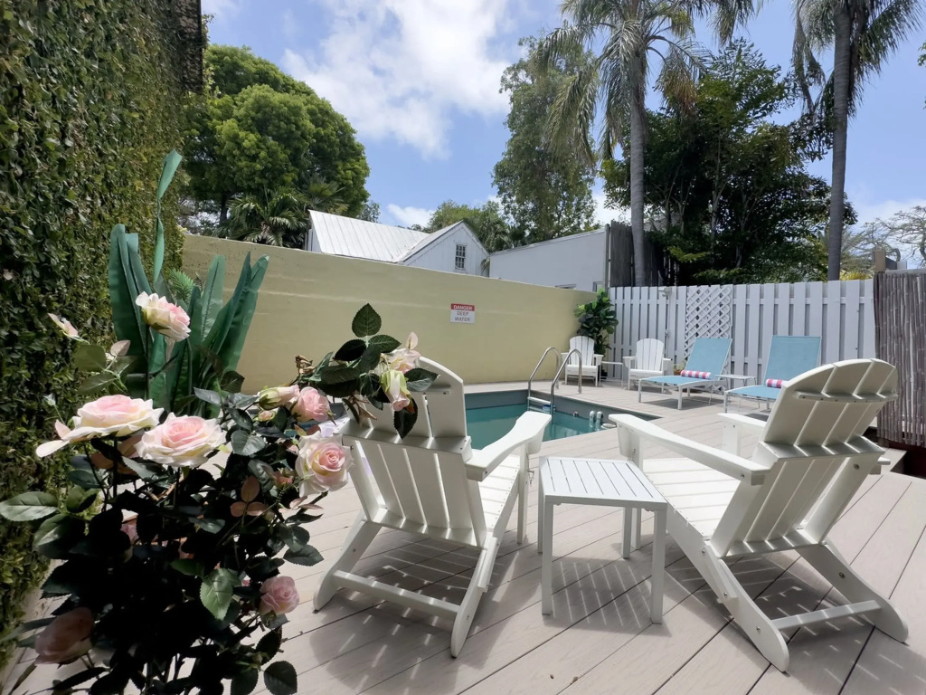 New Rose Petal Petite Suite - Pool Parking