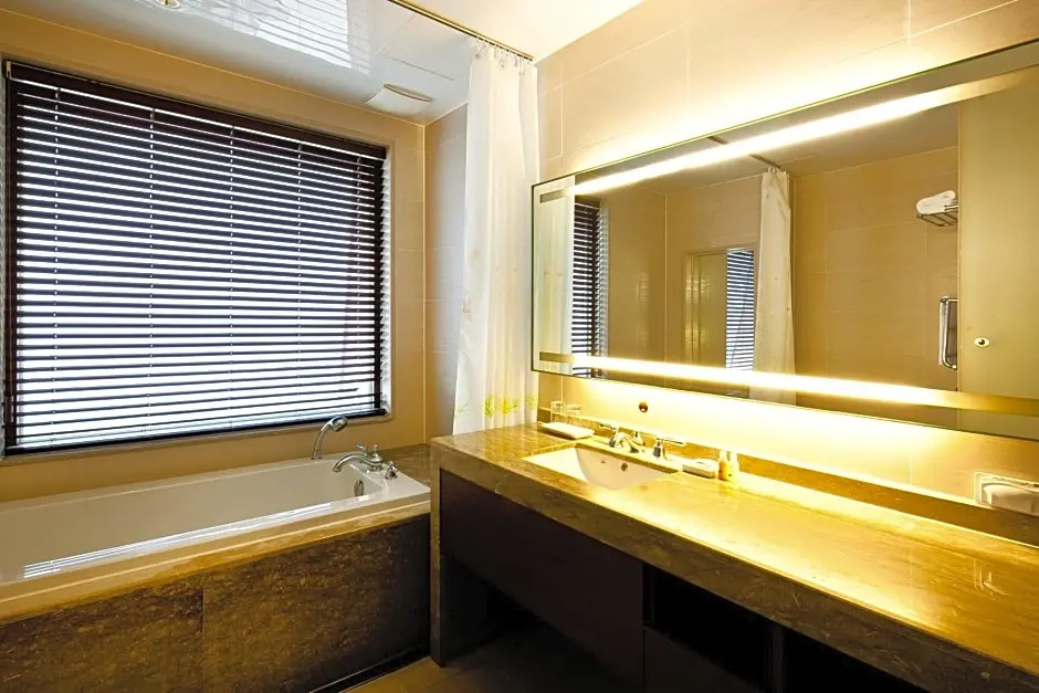 Deluxe Double Suite (full double bed)