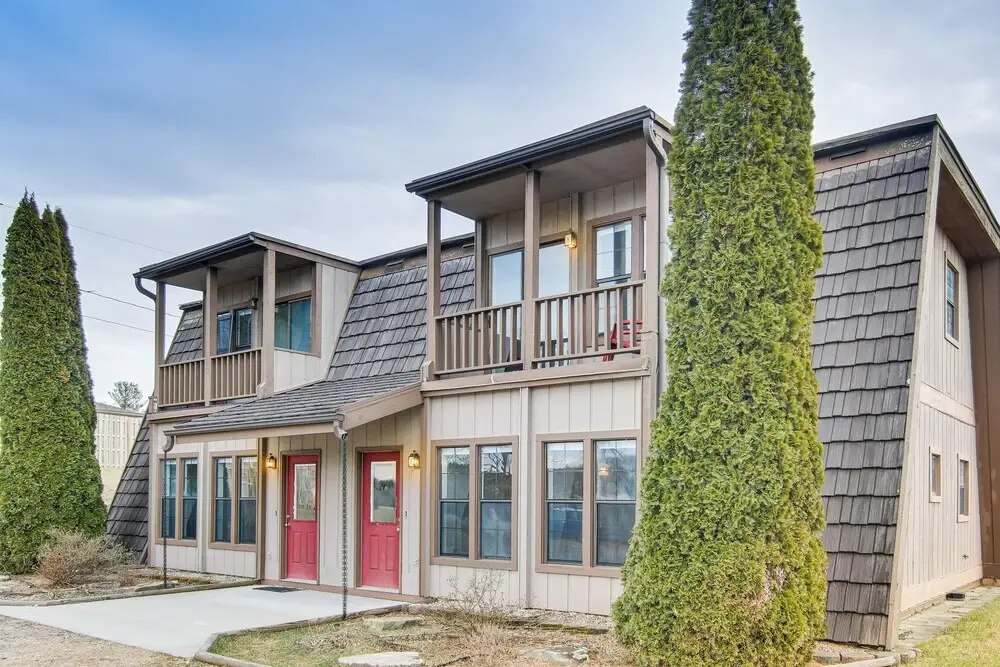 Centrally Located Mills River Townhome w/ Fire Pit
