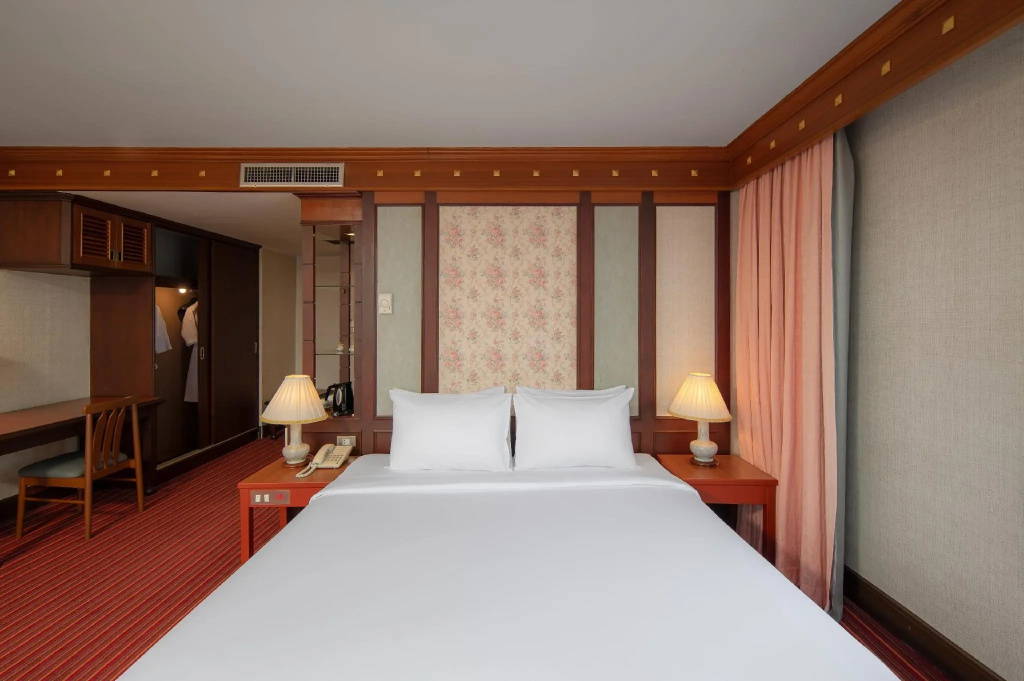 Alexander Hotel — фото