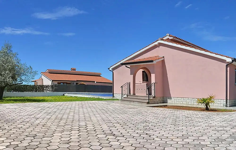 Amazing Home in Dracevac With Outdoor Swimming Pool, Wifi and 3 Bedrooms