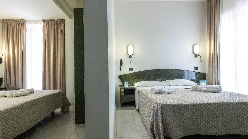 2 Bedrooms Standard Family room with balcony