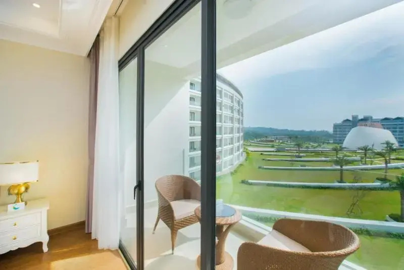 Двухместный номер Deluxe с балконом и с видом на сад 2 отдельные кровати в Отель Wyndham Grand Phu Quoc