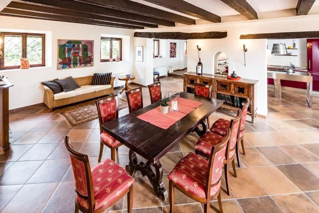 4 Bedrooms Apartment