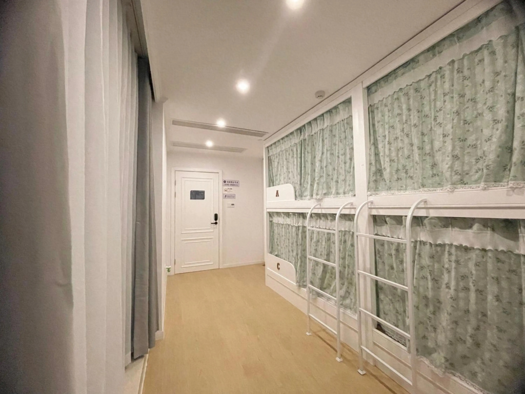 Hangzhou JZ Youth Hostel (Longhu Binjiang Paradise Walk Jiangling Road Metro Station Branch)
