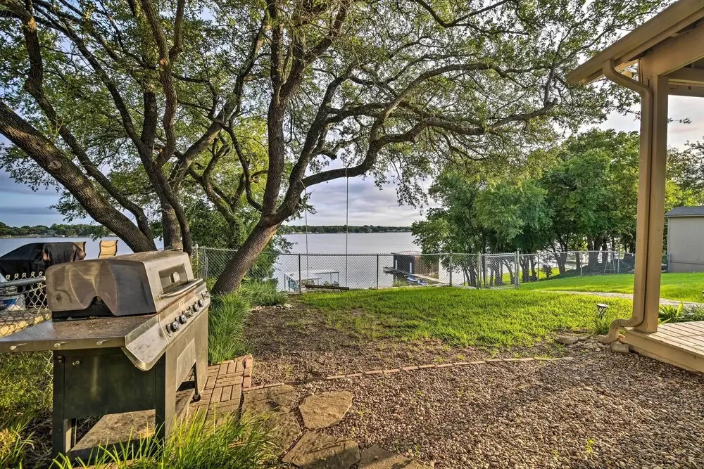 Lakefront Home < 3 Miles to Historic Granbury!