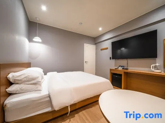 Business Double room (full double bed)