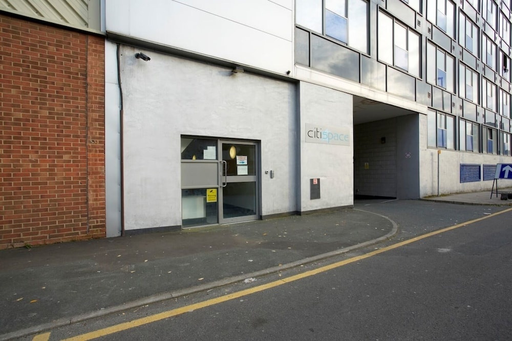 1 Bedroom Apartment, Leeds Stunning & Cosy Find!