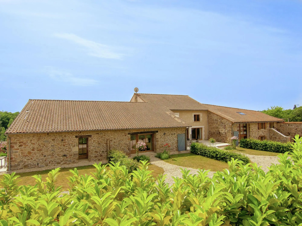 Beautiful domain with two heated swimming pools near a beautiful golf course