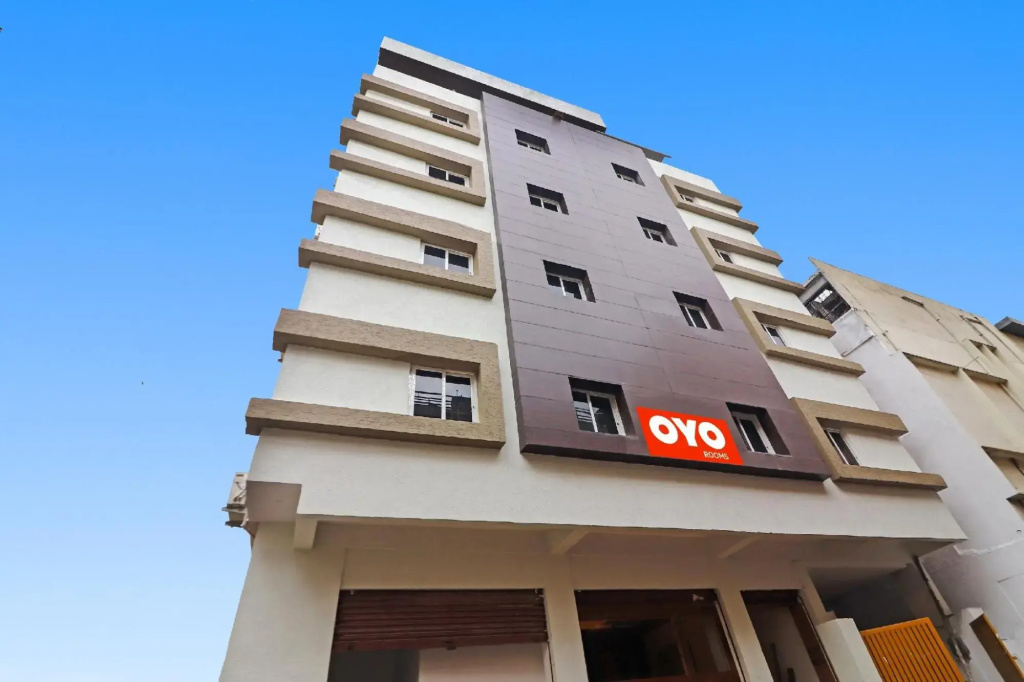OYO 70047 Hotel Night Eye