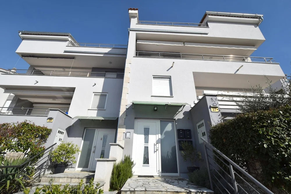 Apartment Roberto with Sea View