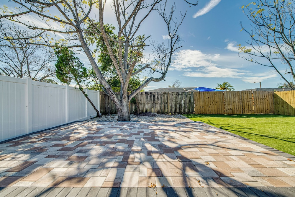 6 Mi to Hudson Beach! Pet-friendly Retreat w/ Yard