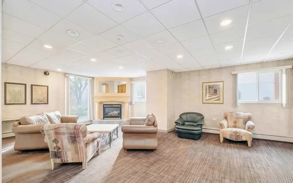 Stylish Downtown Condo near Rogers Place | Parking, Gym, Balcony & Kitchen - фото 2