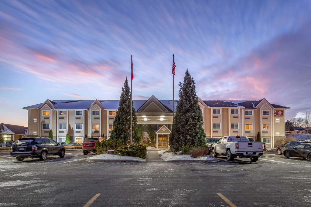 Best Western Plus Woodstock Inn & Suites - 2