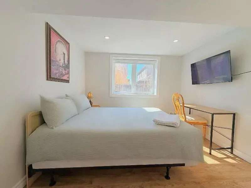 Cozy Home In Richmond Hill With Free Parking